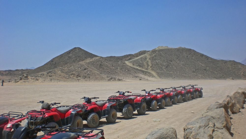 Geparkte rote Quads vor den Wüstenbergen bei Hurghada