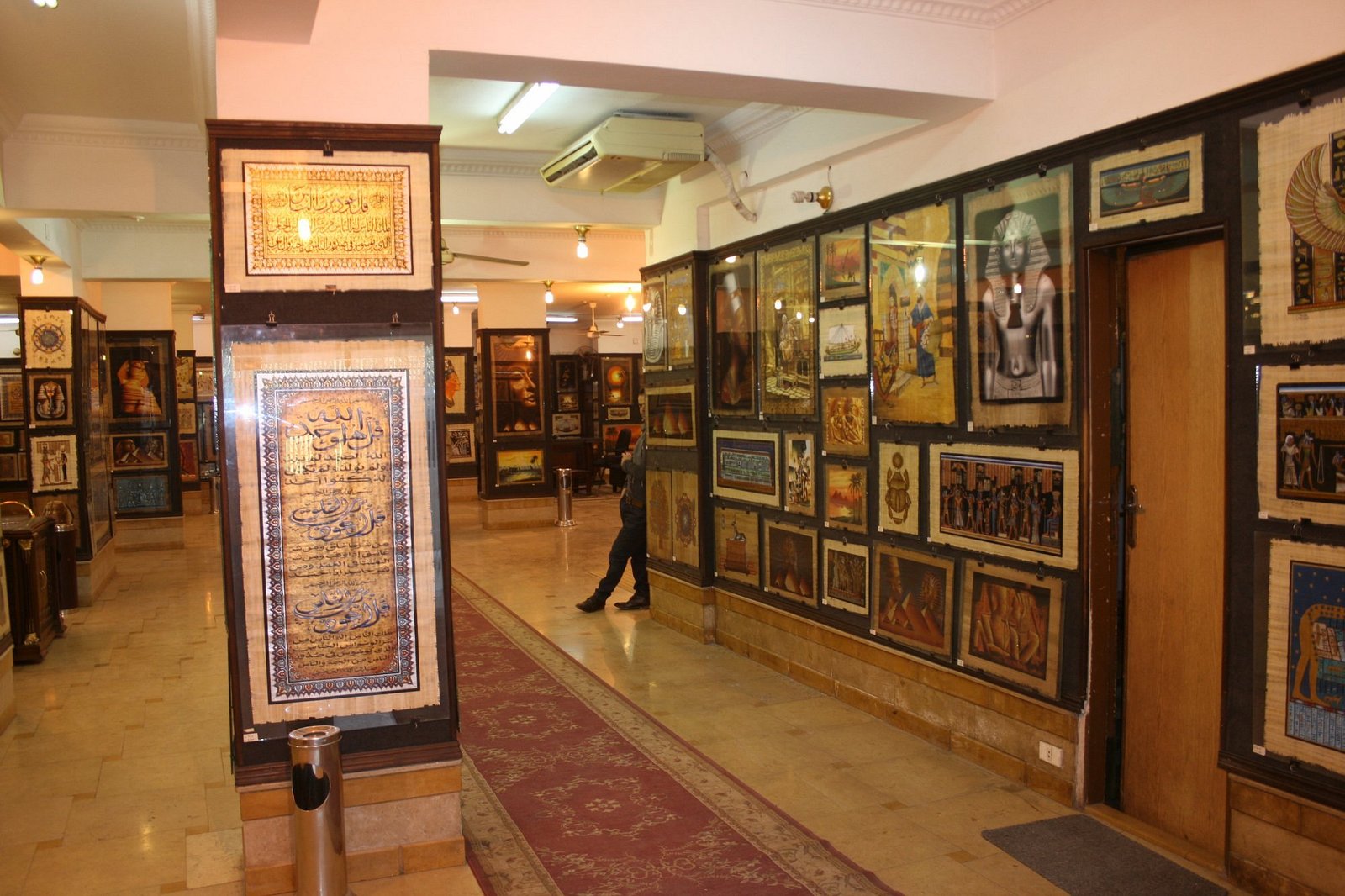 Galerie de tableaux de papyrus dans une boutique