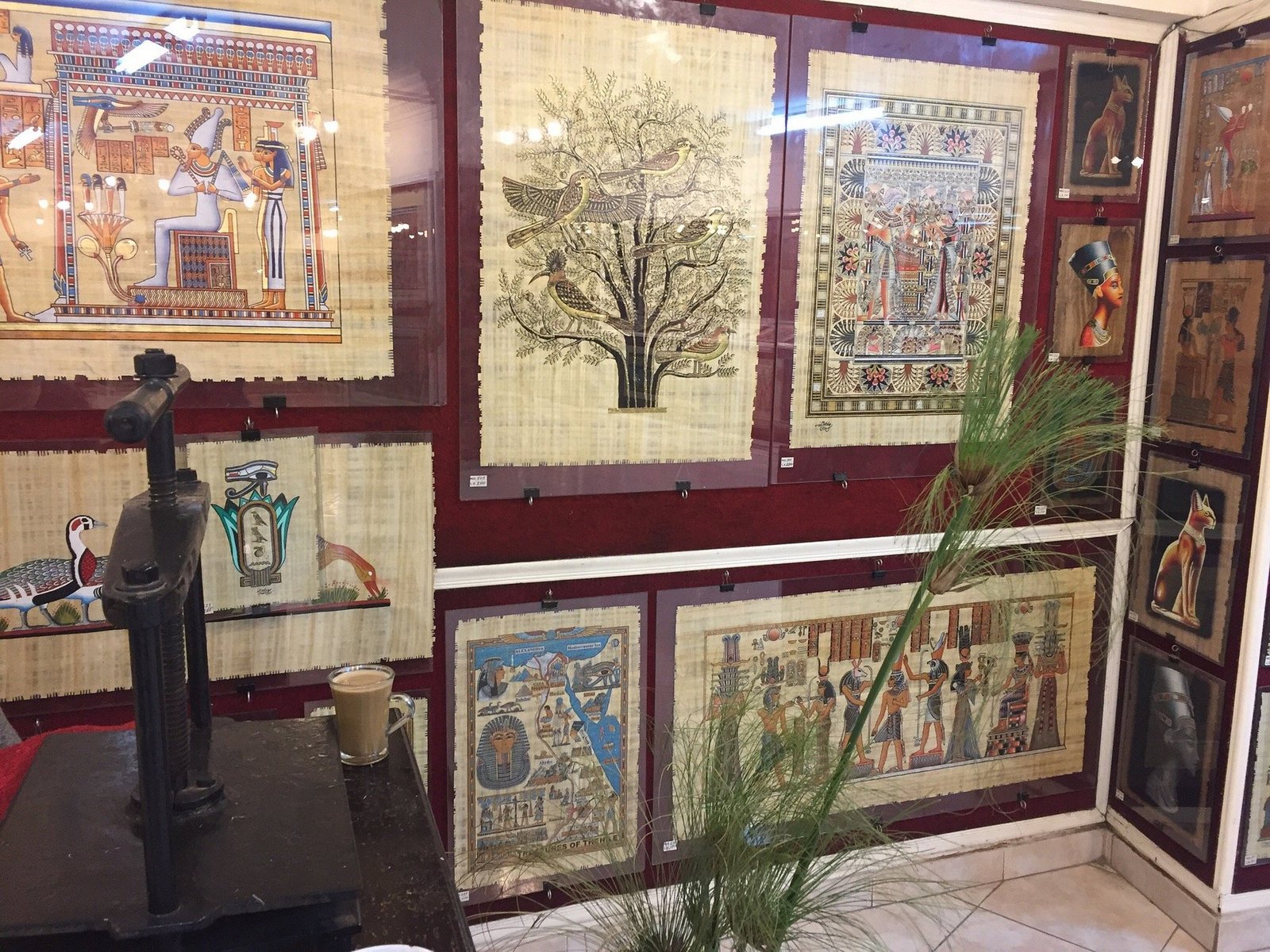 Tableaux de papyrus exposés dans une boutique au Caire
