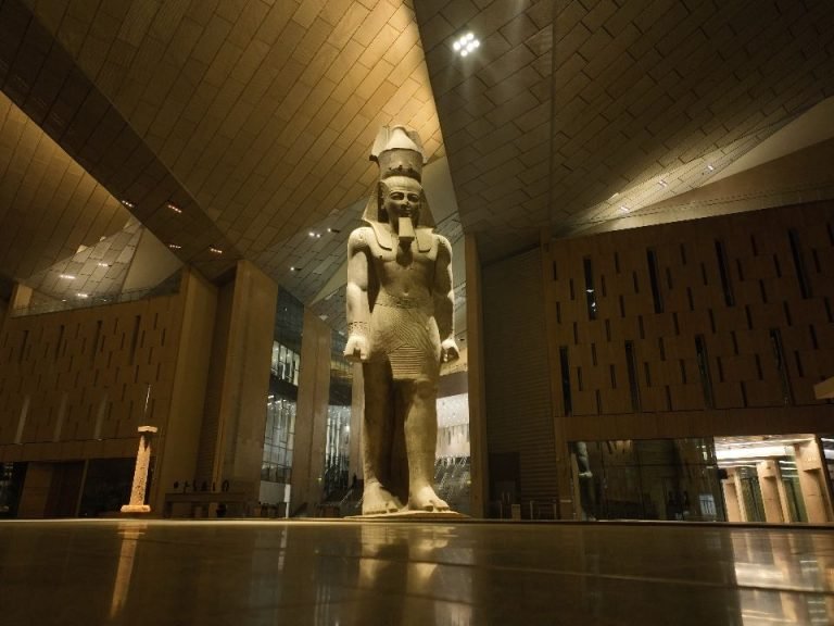 Kolossalstatue von Ramses II. in der Eingangshalle des Grand Egyptian Museum