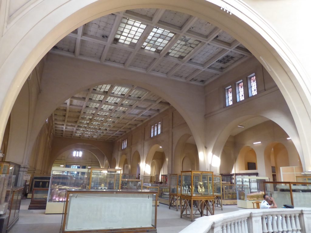 Großer Saal mit Vitrinen im historischen Ägyptischen Museum in Kairo