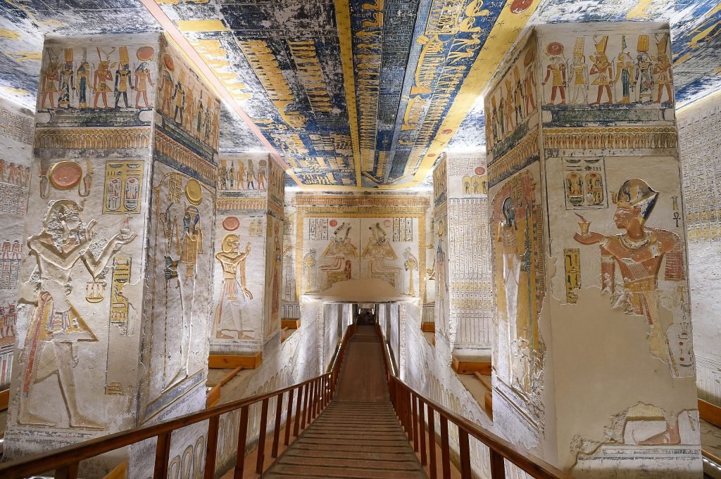 Treppe und bemalte Wände in einem ägyptischen Königsgrab