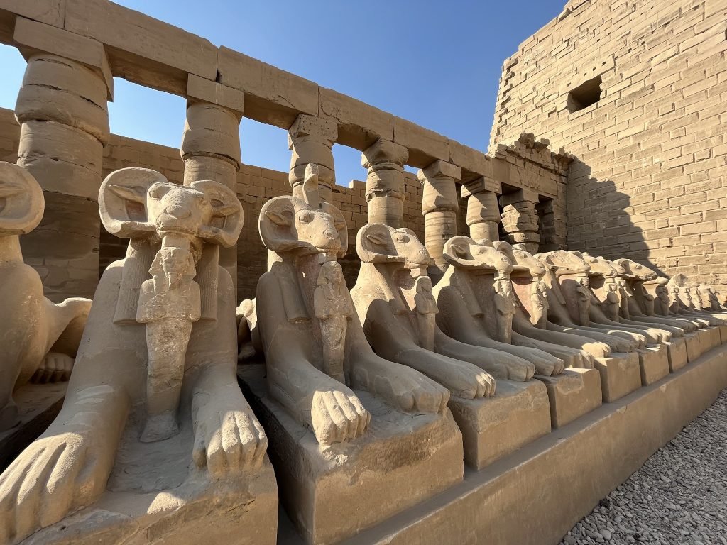 Reihe von Widderfiguren vor dem Tempel von Karnak