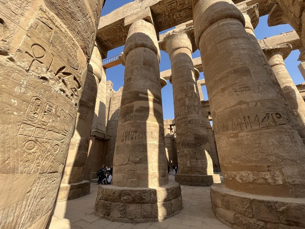 Hohe Säulen mit Reliefs im Tempel von Karnak