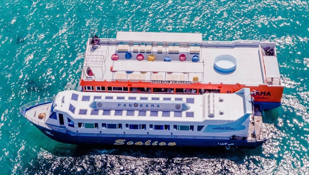 Panorama viewing vessel at the surface