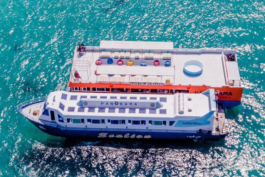 Panorama viewing vessel at the surface