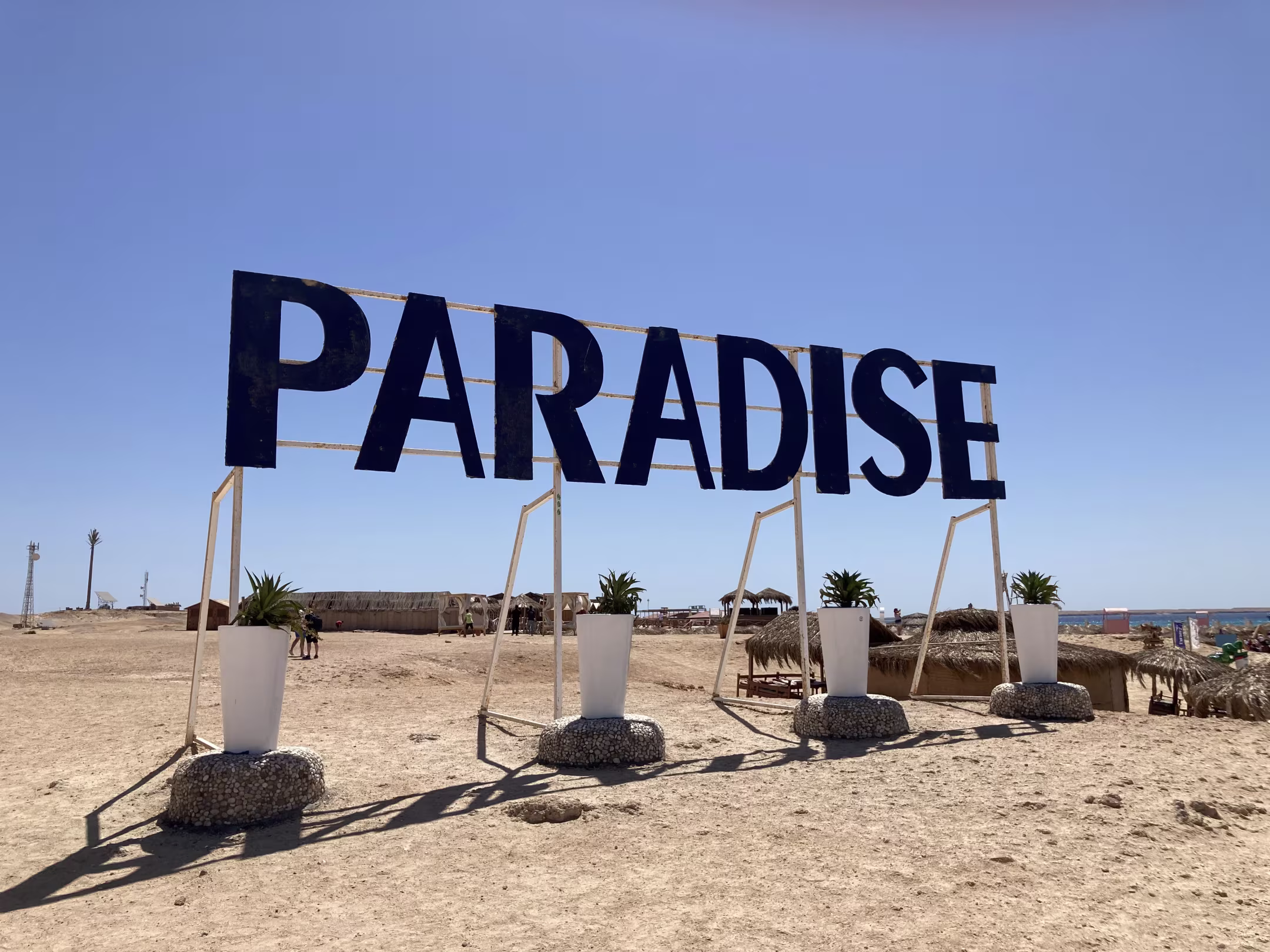 Grand panneau Paradise sur la plage de Giftoun