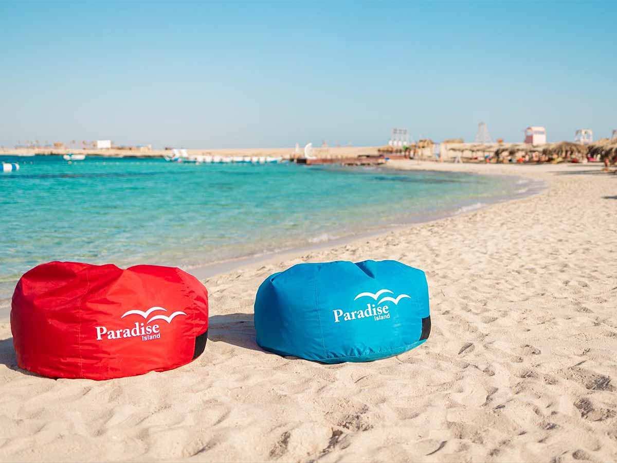 Poufs rouges et bleus au bord de la plage de Paradise Island
