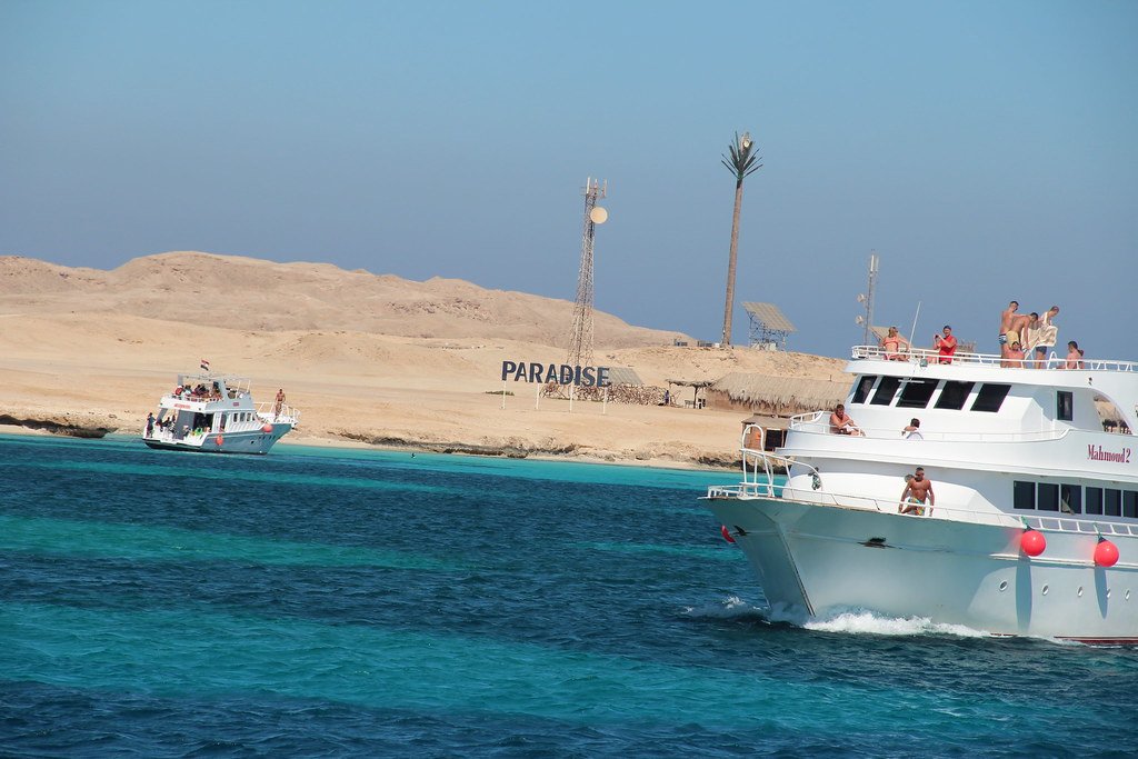 Bateaux devant le rivage désertique de Paradise Island