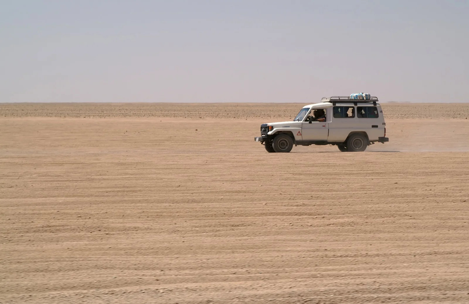 Véhicule tout-terrain dans une vaste étendue désertique