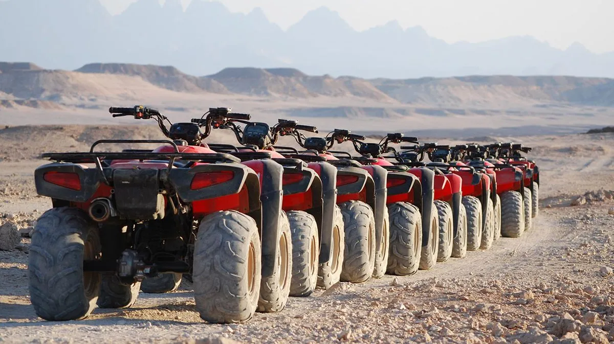 Rangée de quads stationnés dans un paysage désertique