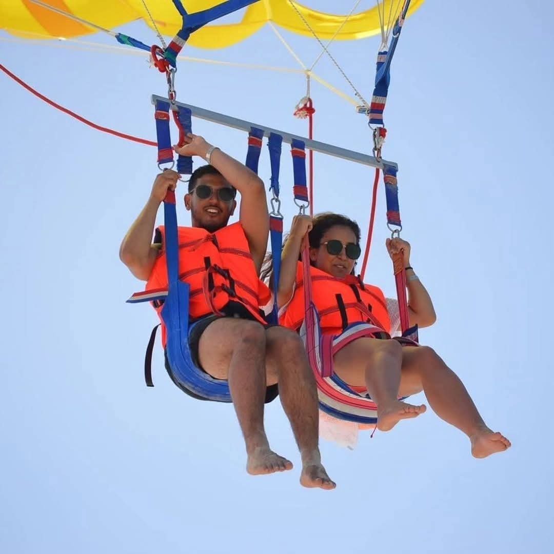 Zwei Gäste mit Schwimmwesten im Tandem-Parasailing-Gurt