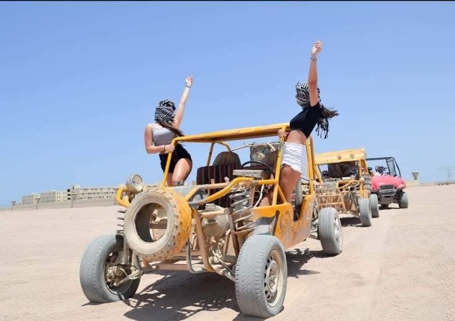 Gäste in einem Buggy in der Wüstenlandschaft