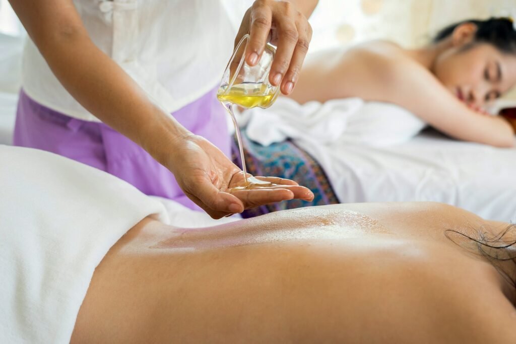 Massageöl wird bei einer Rückenmassage aufgetragen – Symbolfoto
