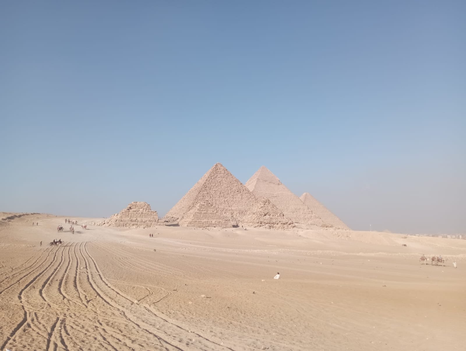 Pyramiden von Gizeh mit Sandwegen im Vordergrund