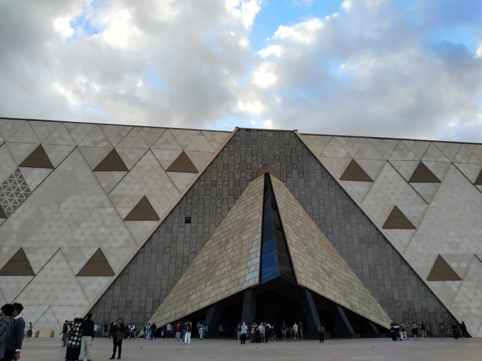 Eingangsportal und dreieckige Fassade des Grand Egyptian Museum