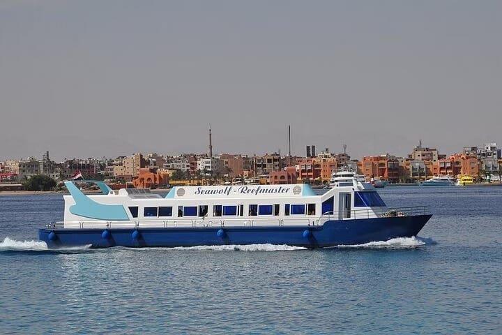 Blau-weißes Panorama-Ausflugsboot auf dem Meer vor Hurghada