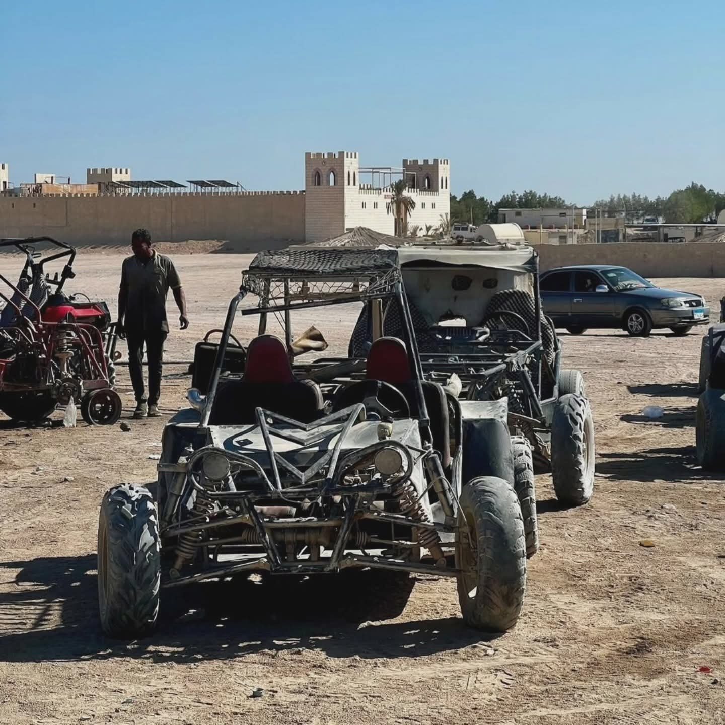 Buggies stationnés sur une base d’activités dans le désert