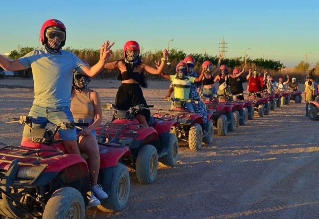 Safari à Hurghada : groupe équipé de casques à l’arrêt sur des quads