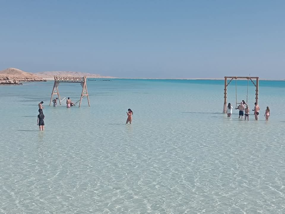 Plage et balançoires lors d’une excursion Orange Bay Hurghada
