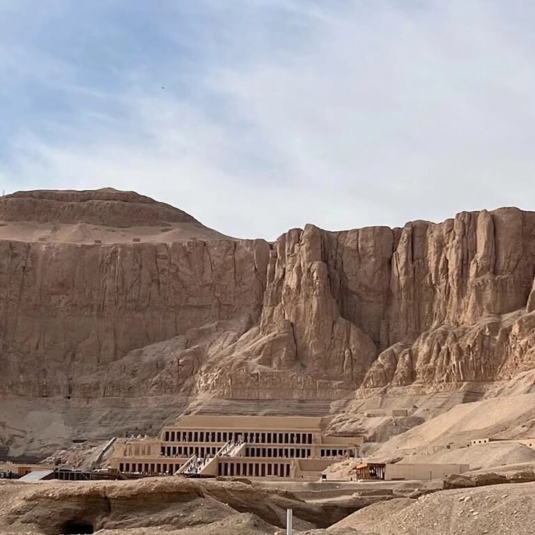 Terrassen des Hatschepsut-Tempels unter den Felsen bei Luxor