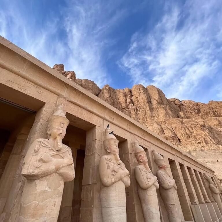 Statuenreihe vor den Felsen am Hatschepsut-Tempel