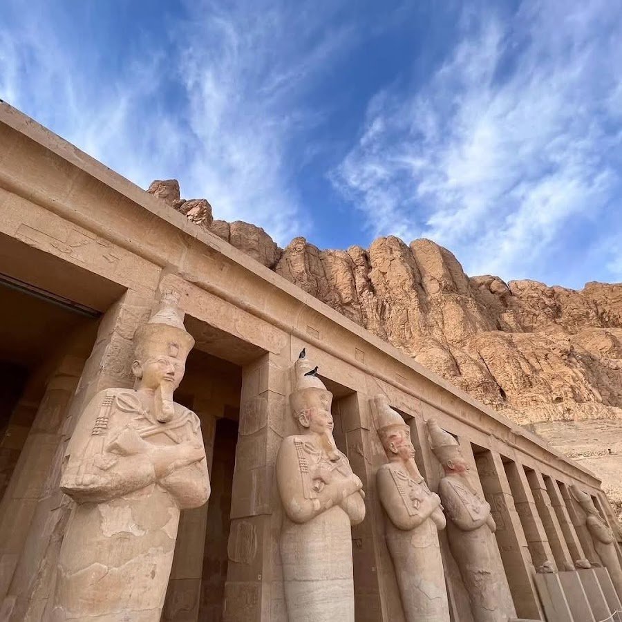 Statues au temple d’Hatchepsout pendant Louxor depuis Hurghada