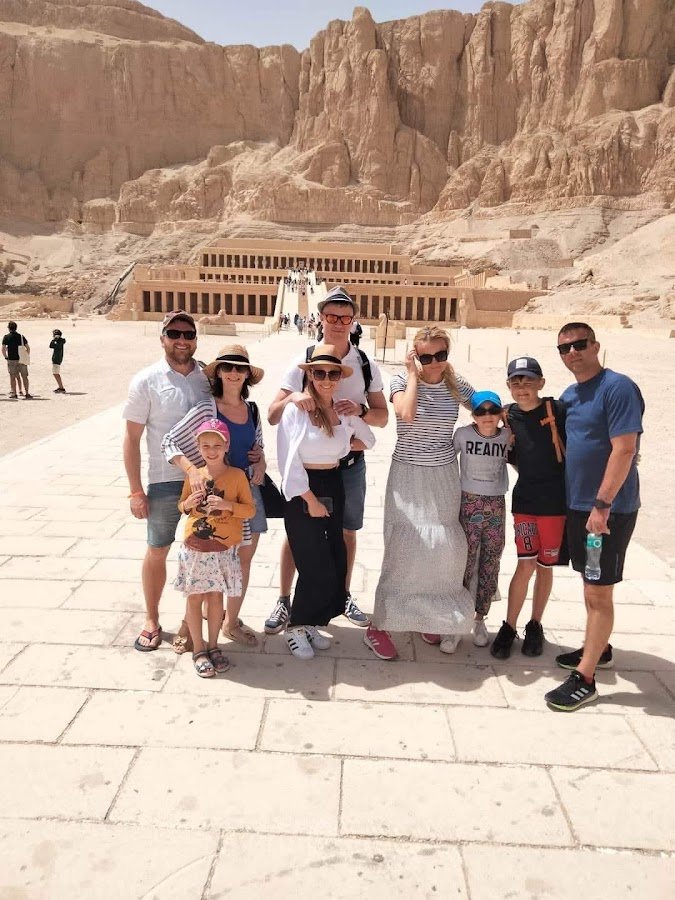 Visiteurs au temple d’Hatchepsout lors de Louxor depuis Hurghada