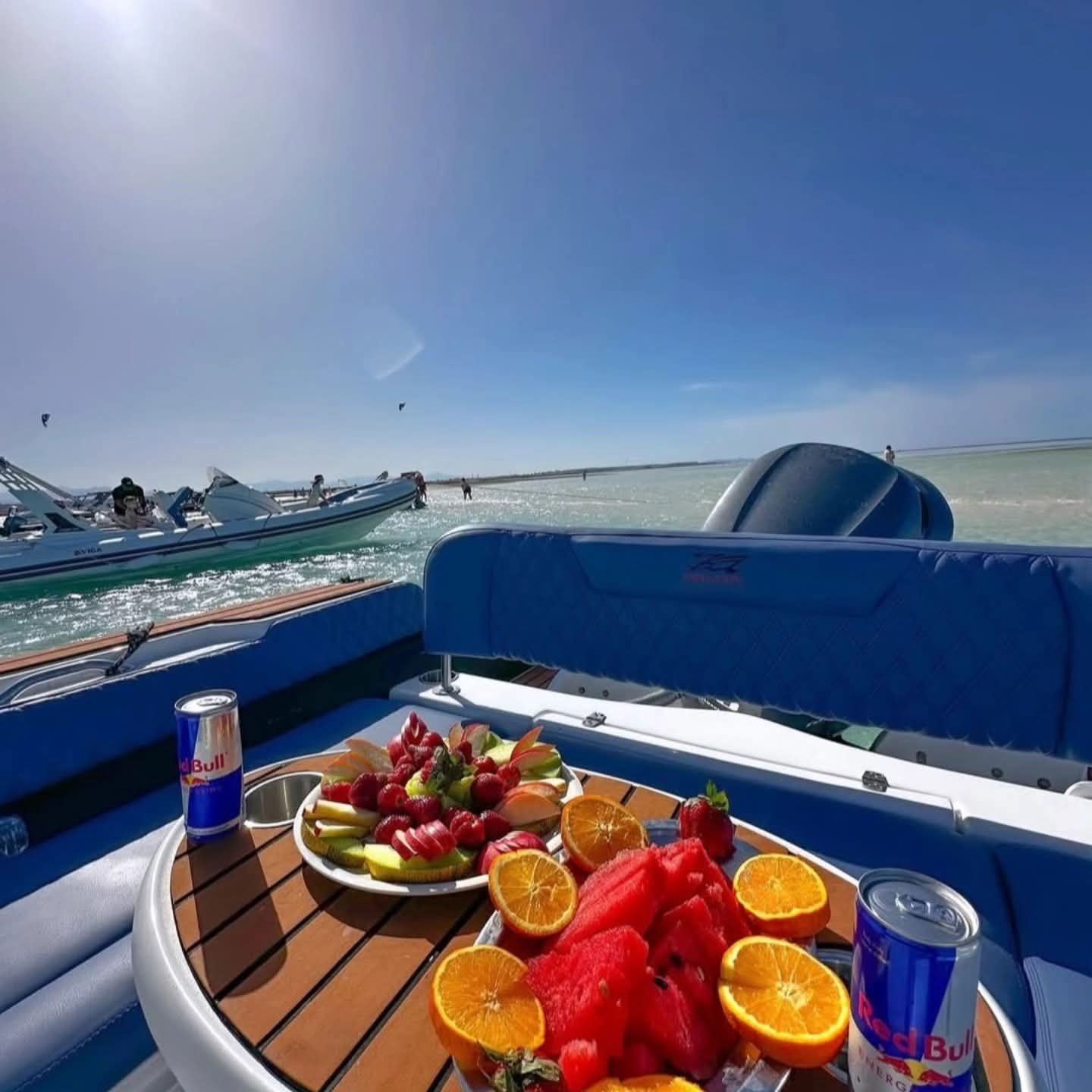 Fruits présentés à bord d’un speedboat sur la mer