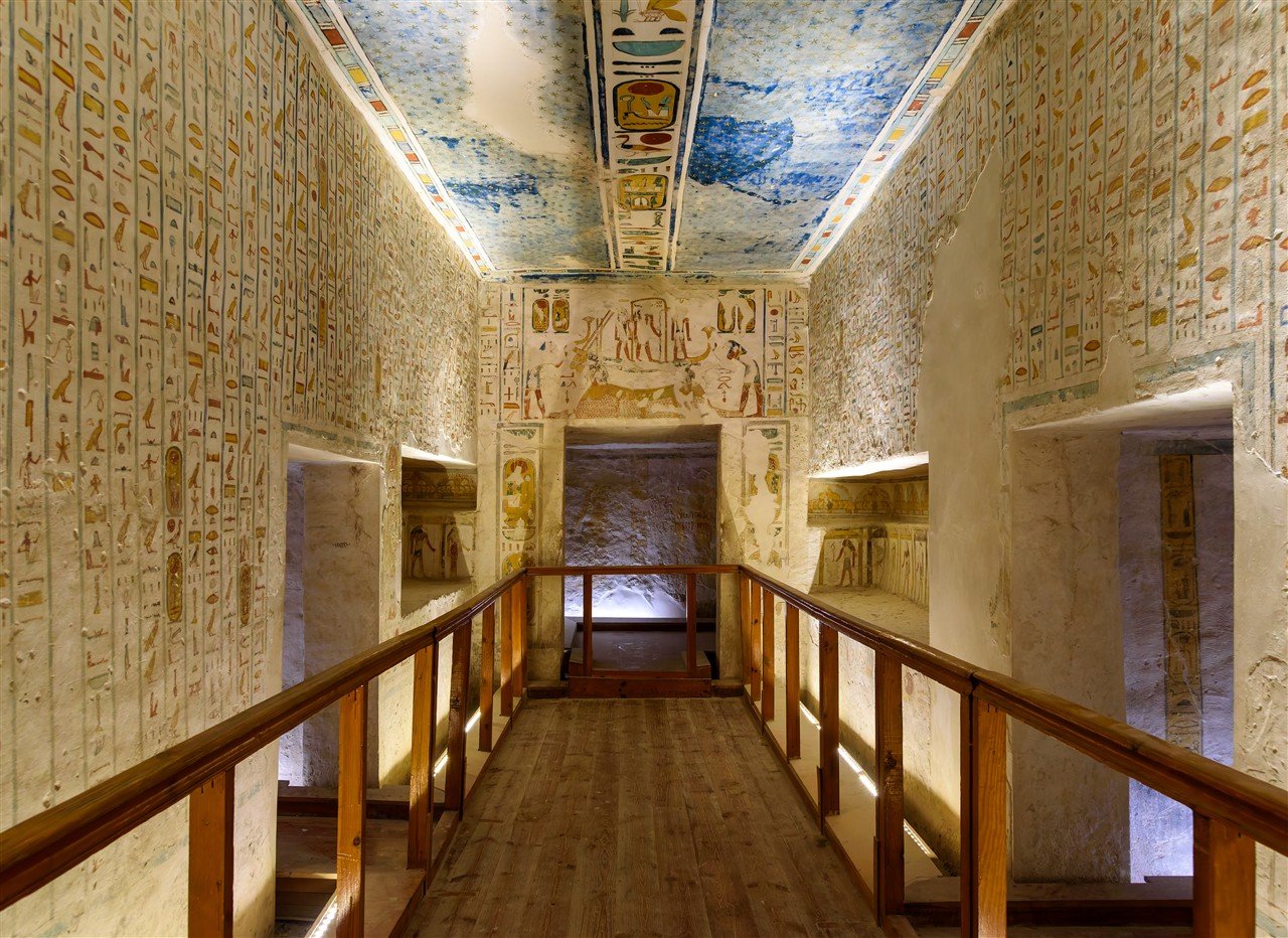 Passage peint dans une tombe de la Vallée des Rois