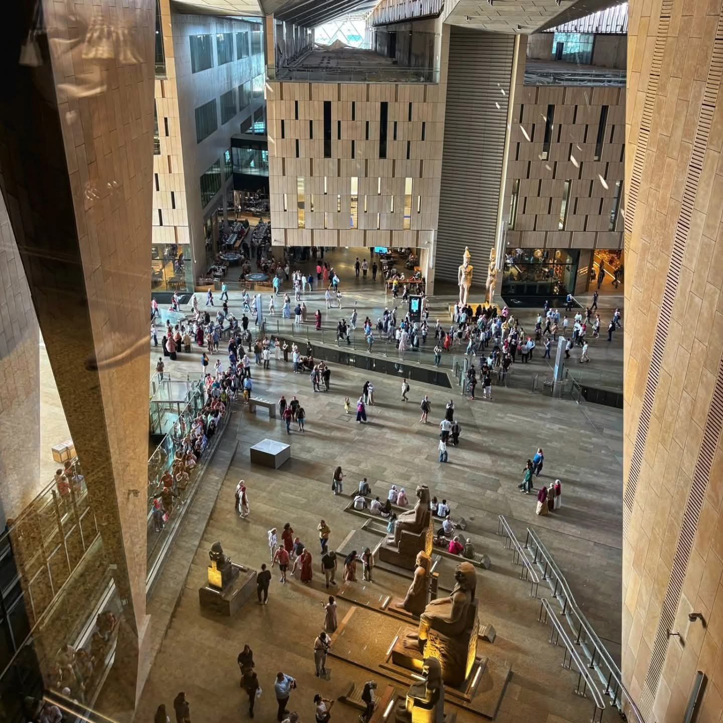 Besucher in der großen Eingangshalle des Grand Egyptian Museum