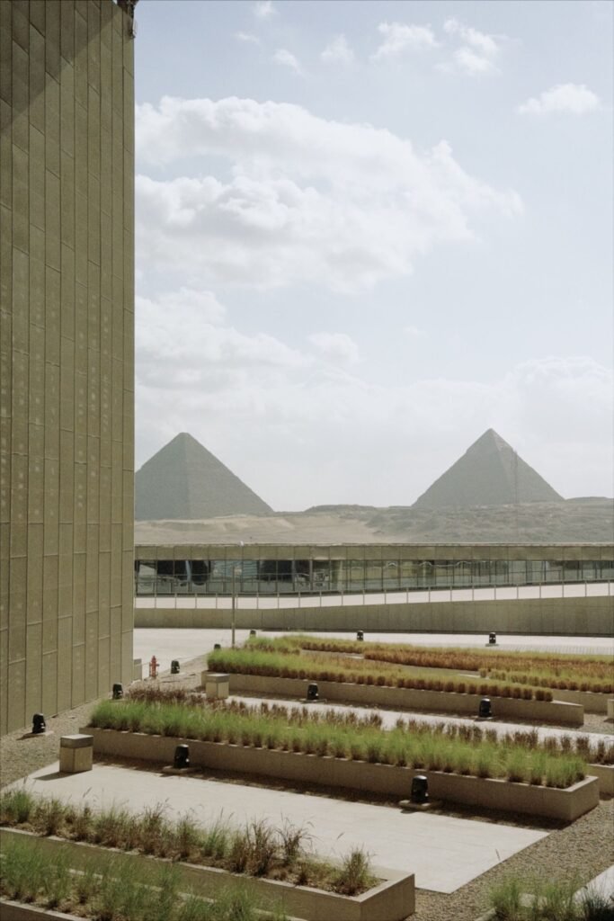 Blick durch ein großes Museumsfenster auf die Pyramiden von Giza