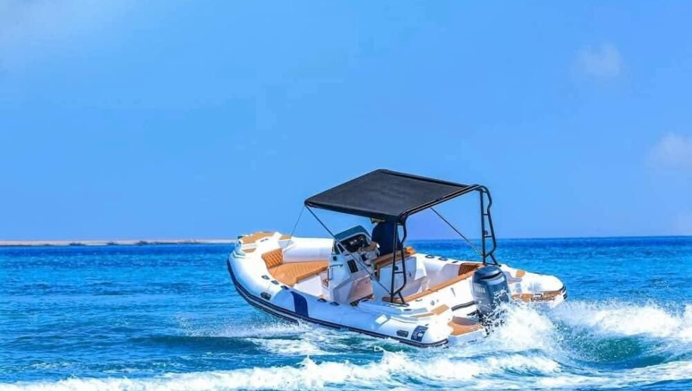 Bateau privé à Hurghada : speedboat naviguant sur la mer Rouge