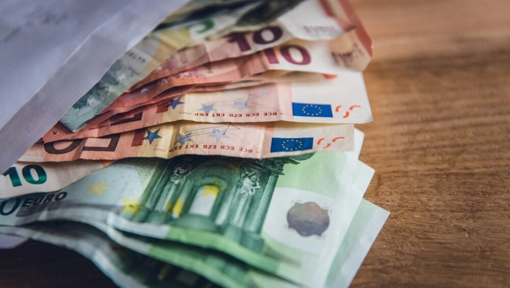 Geld wechseln in Hurghada: Euro-Banknoten als Symbolfoto für die Reisekasse
