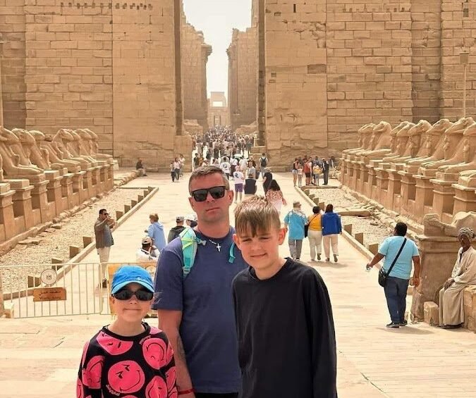 Voyageurs devant le premier pylône du temple de Karnak à Louxor