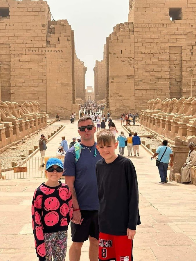 Ausflüge in Hurghada buchen – Familie beim Besuch des Karnak-Tempels