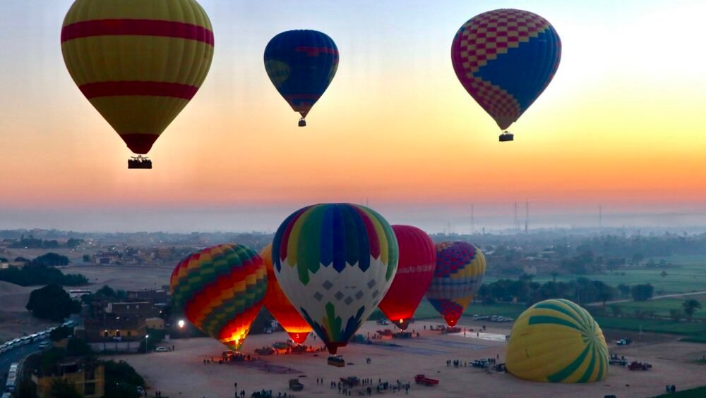 Bunte Heißluftballons über Luxor im Morgengrauen