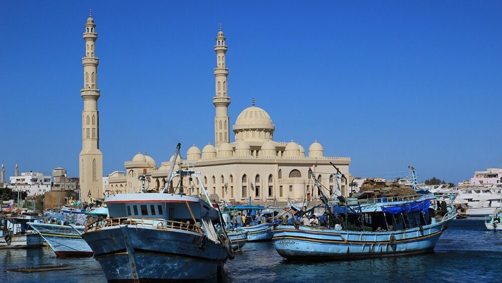 El-Mina-Moschee und bunte Fischerboote am Hafen von Hurghada