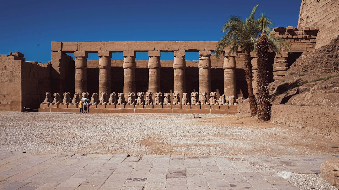 Karnak Tempel ab Hurghada – offener Hof in Karnak mit Sphinxreihe und Tempelsäulen