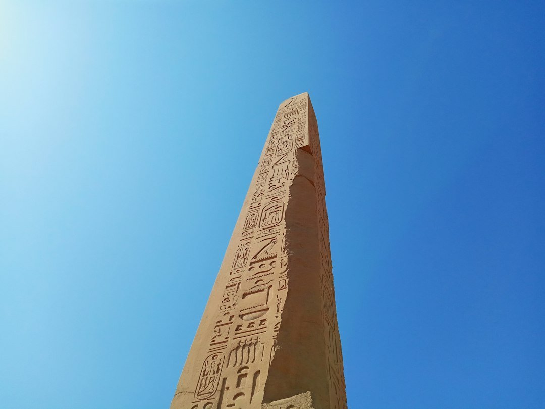 Karnak Tempel ab Hurghada – Obelisk in Karnak vor blauem Himmel