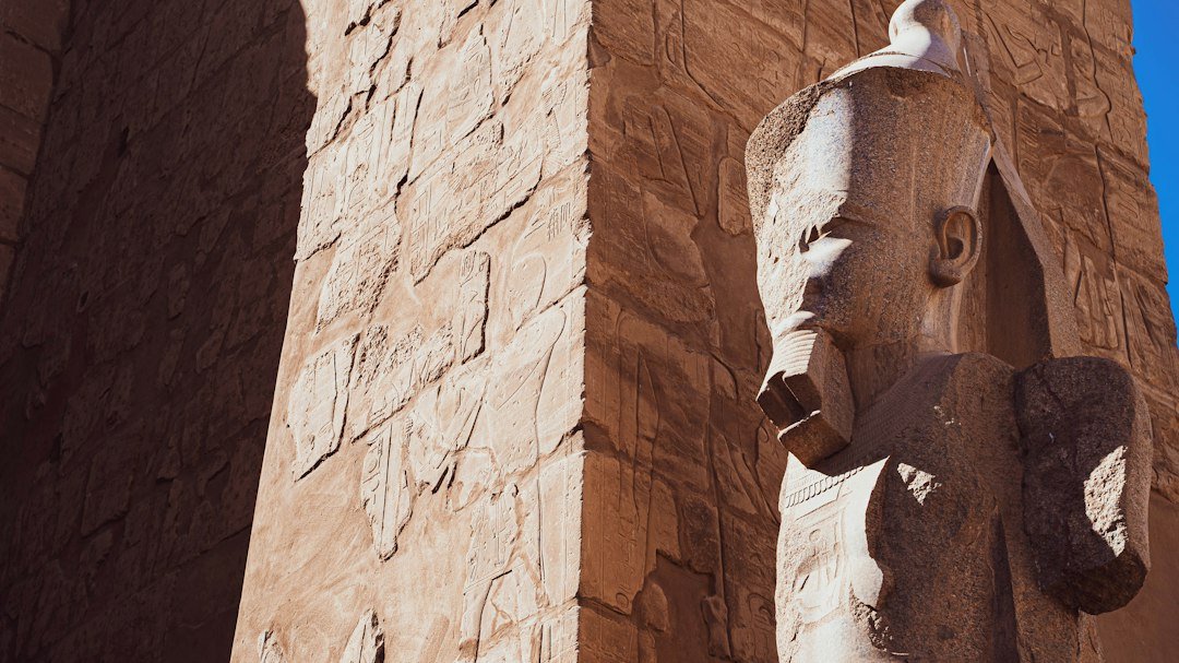 Detail einer antiken Statue im Tempelkomplex von Karnak