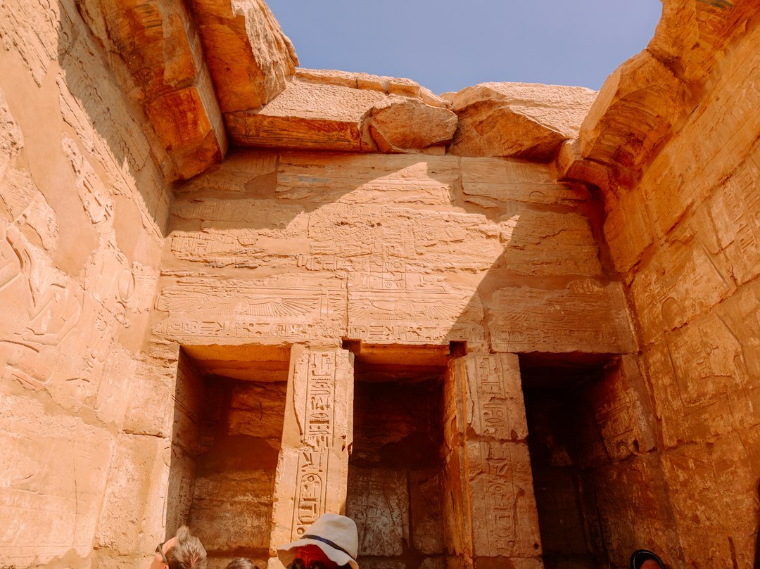 Steinerner Durchgang mit Reliefs im Karnak-Tempel