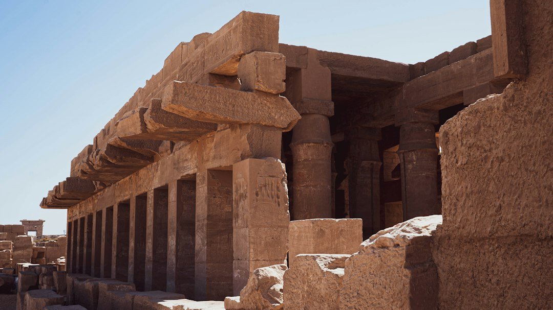 Säulen und Architrave im Tempelkomplex von Karnak