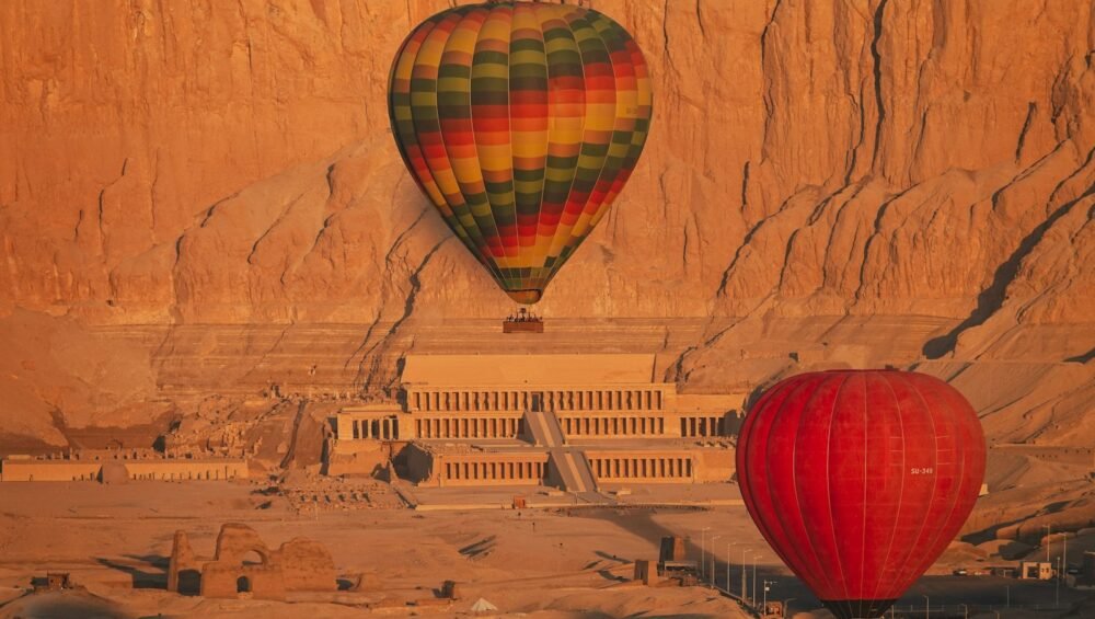 Ballonfahrt in Luxor: Heißluftballons vor dem Hatschepsut-Tempel