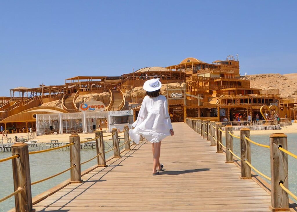 Besucherin auf dem Holzsteg von Orange Bay