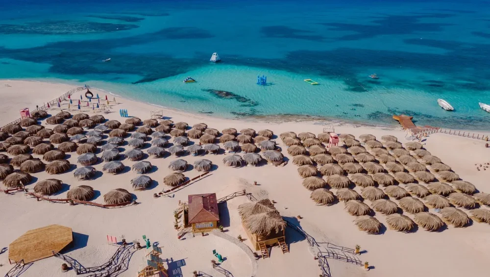 Vue de la plage et des eaux turquoise de Paradise Island depuis Hurghada