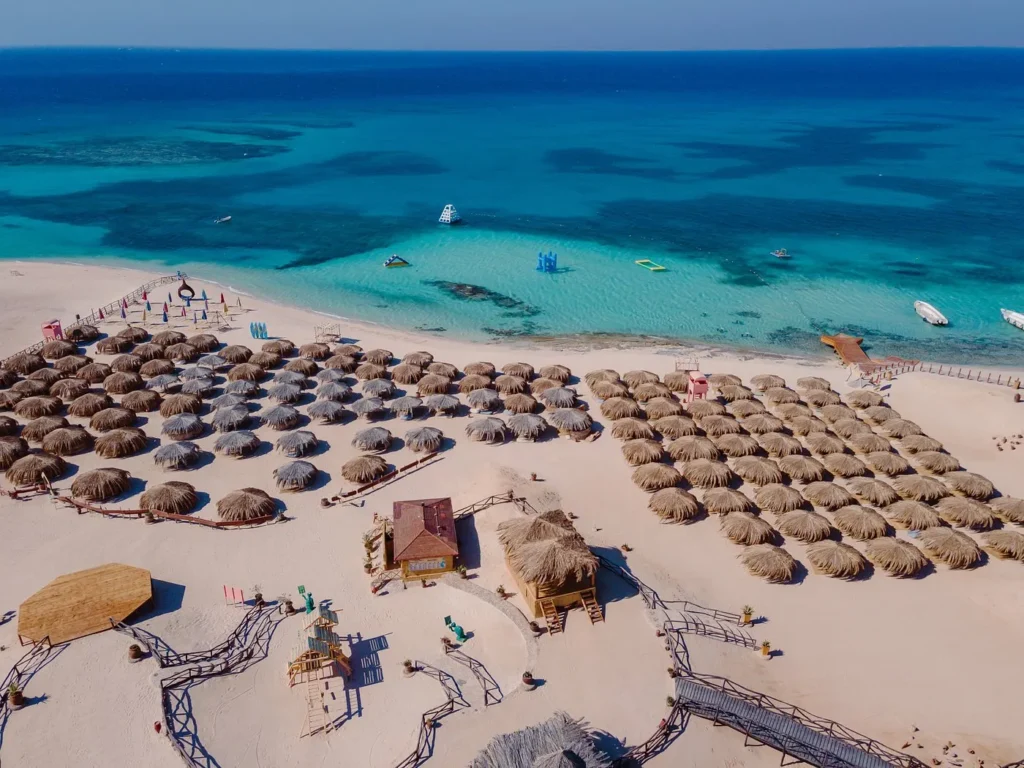 Panoramablick auf den Strand von Paradise Island und das Rote Meer