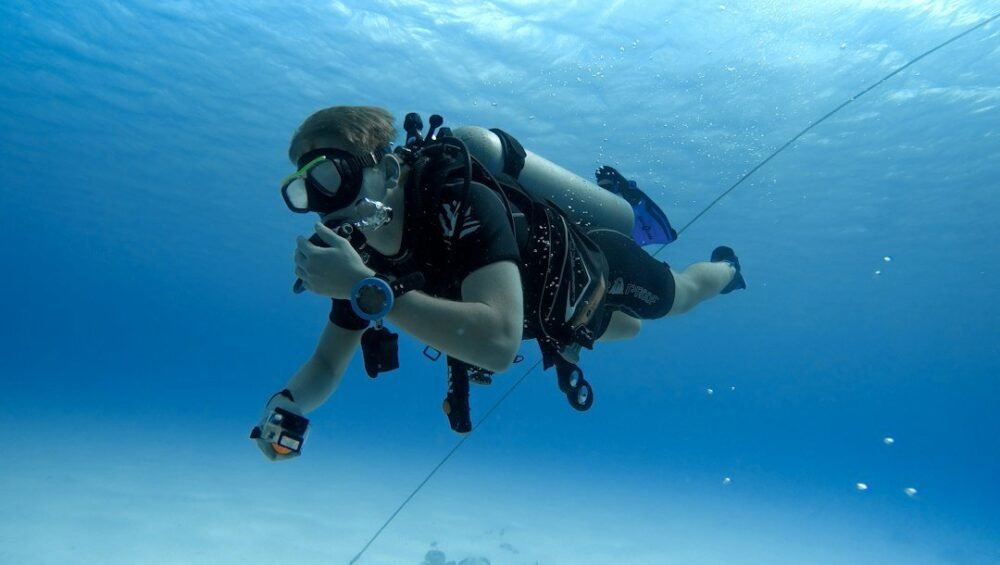Plongée à Hurghada : plongeur équipé d’une bouteille et d’un détendeur en mer Rouge