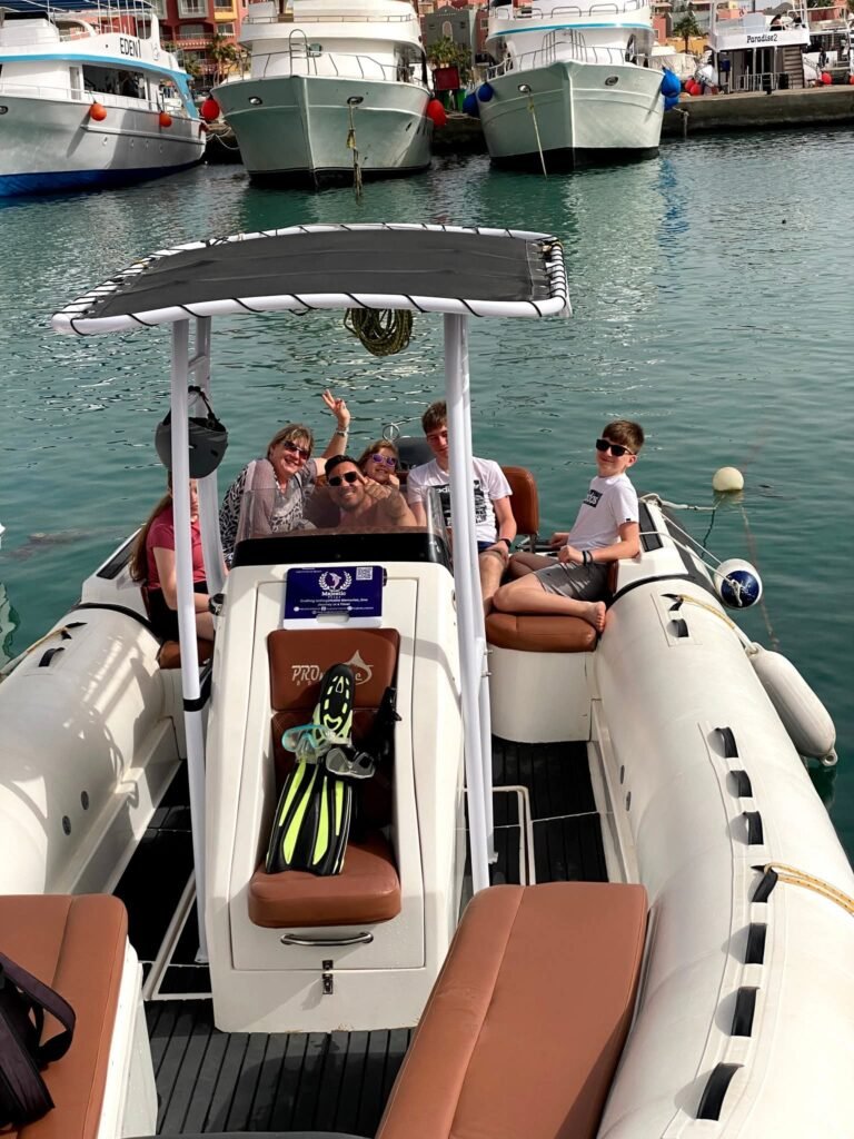 Privates Speedboot mit Gästen an einem Bootsanleger