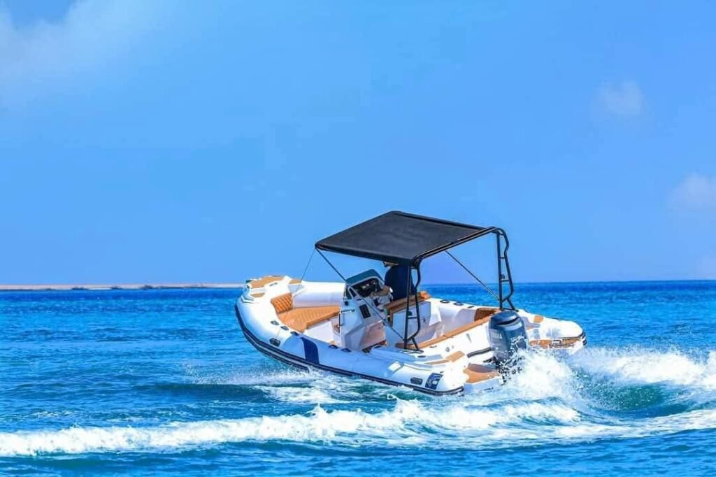 Privates Speedboot mit Sonnendach während der Fahrt auf dem Roten Meer